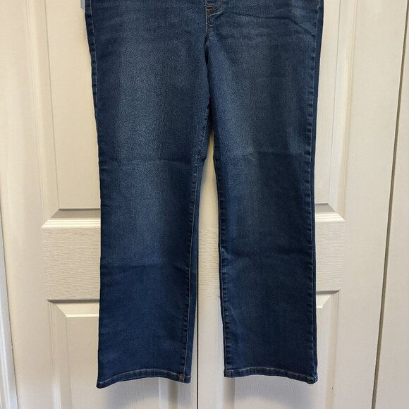 NWT Women's Pull On Straight Leg Jeans Size 14 - Picture 2 of 5